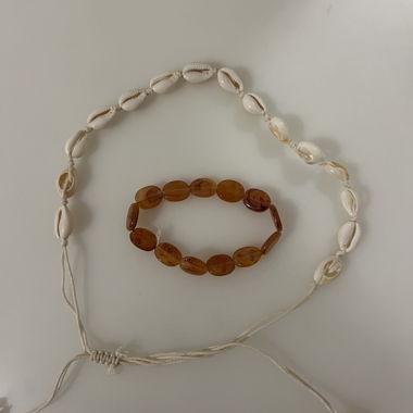 Collier en coquillages et bracelet en pierre