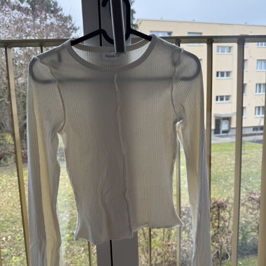 Top bianco con maniche svasate