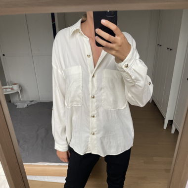 Creamy shirt with golden buttons