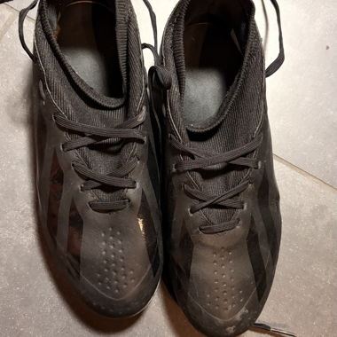 Schwarze Fussballschuhe