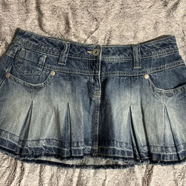 Minigonna in denim con pieghe e frange – Blue Jeans