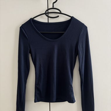 Dunkelblaues Longsleeve