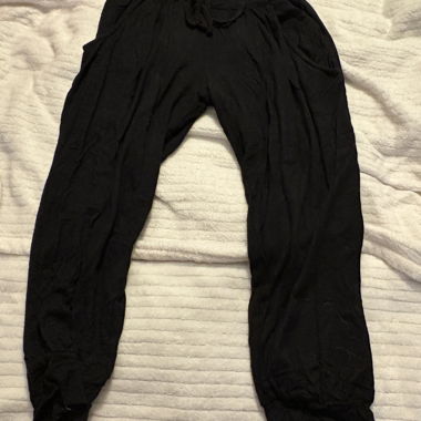 Pantaloni neri leggeri tre quarti