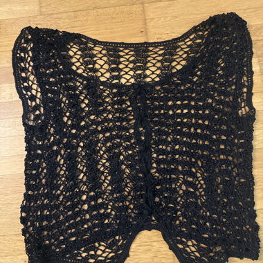 T-shirt noir au crochet