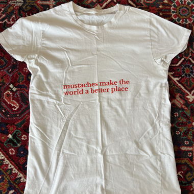 T-shirt blanc au style affirmé