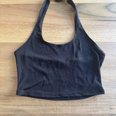 Top corto nero con fascia al collo