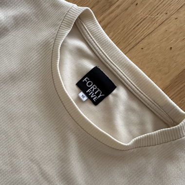 T-shirt beige avec détails de fermeture éclair