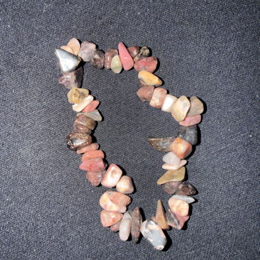 Bracciale con pietre a scaglie