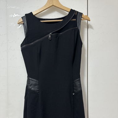 SCHWARZE GUESS KLEID