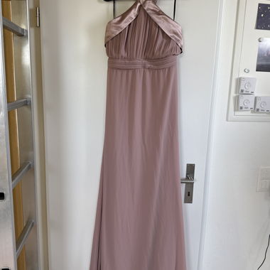 Robe de soirée à décolleté halter mauve