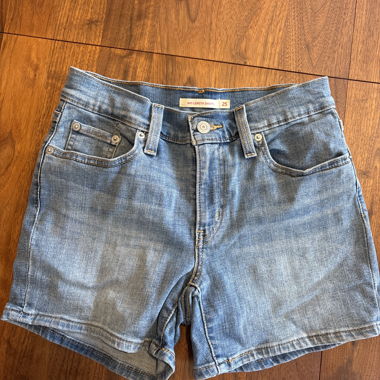 Short en jean Levis bleu, longueur mi, taille 25