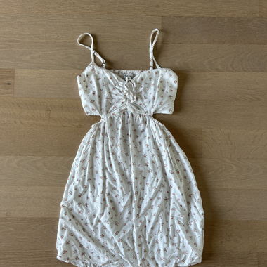 kurzes Blumenkleid mit Rückenausschnitt