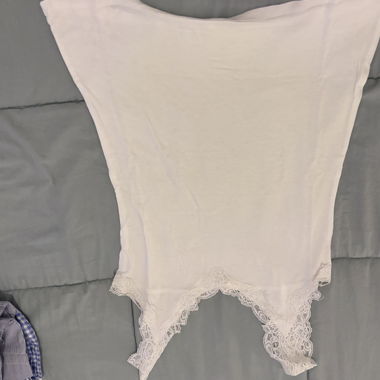 Top bianco con pizzo