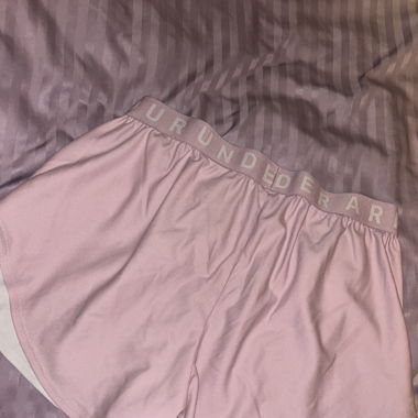 Short sport rose under armour en bon état