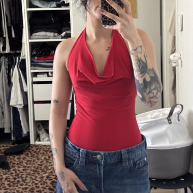 Rotes Bershka Body Top mit Rückenausschnitt