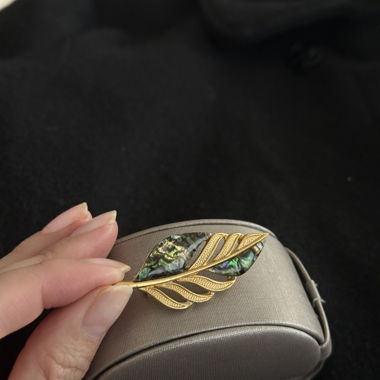 Broche dorée vintage avec nacre