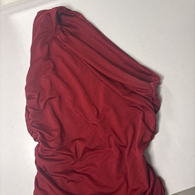 haut a une manche rouge drapée