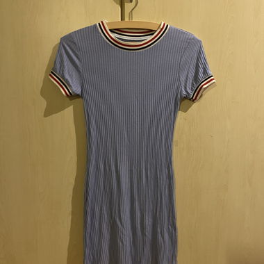 Hellblaues enges Tshirt Kleid