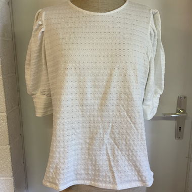 Top bianco con maniche a sbuffo strutturate