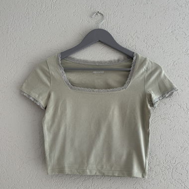 Tee-shirt court Hollister à bordure en dentelle, taille M