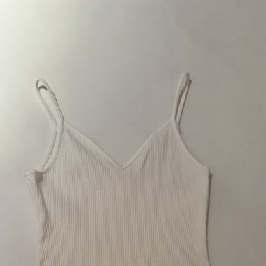 weisser Bodysuit spitzer Ausschnitt