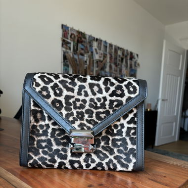 Michael Kors Cross Body im trendigen Leo Look