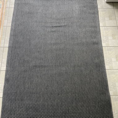 Tappeto in tessuto antracite 120x170