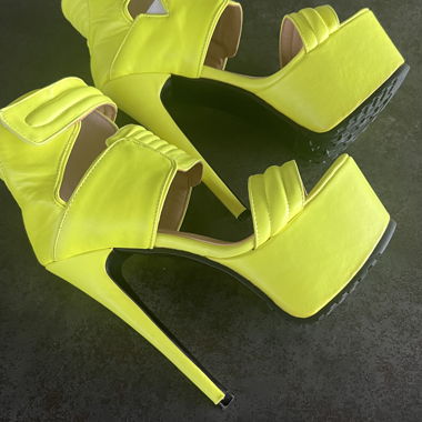 Plateau‑Sandalen mit sehr hohen Stiletto‑Absätzen aus gelbem Kunstleder