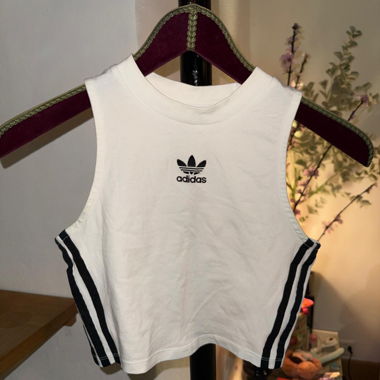 ADIDAS weisses eng anliegendes Crop-Top