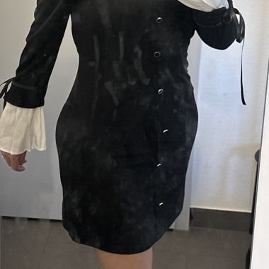Robe noire courte manches longues contrastées