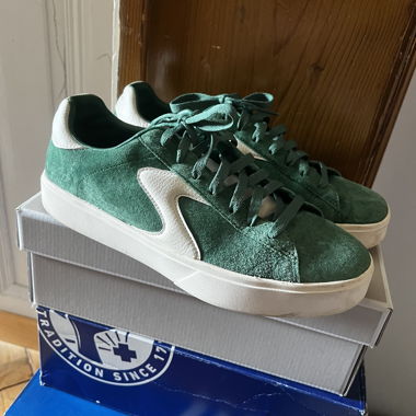 Grüne Wildleder-Skechers-Sneaker