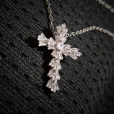 Collana con ciondolo a croce (mai indossato, nuovo)
