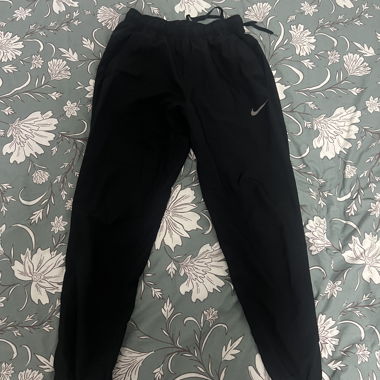 Schwarze Nike-Sporthose