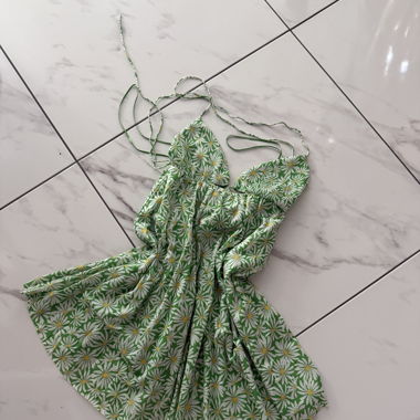 Robe d'été Zara, verte avec marguerites, taille M