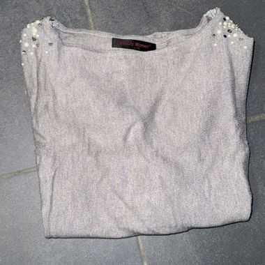 Pull en maille grise pour femme avec perles