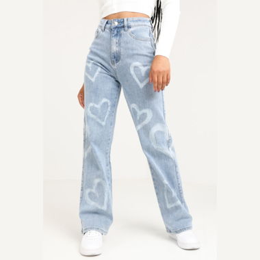 hellblaue Jeans mit weissen Herzen