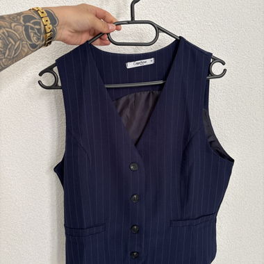 Blau marinefarbenes gestreiftes Gilet