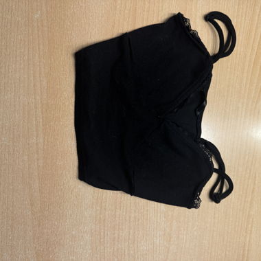 Top corto nero in pizzo