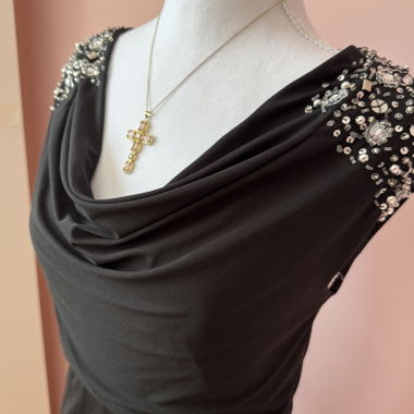 Gesticktes schwarzes Kleid
