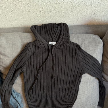Maglione con cappuccio a coste