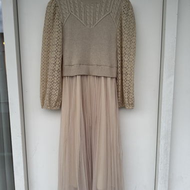 Abito lavorato a maglia beige con gonna in tulle Gr. S