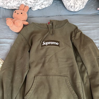 Dunkelgrüne Kapuzenpullover