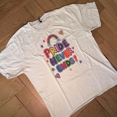 T-shirt Pride blanc avec imprimé arc-en-ciel