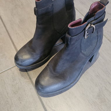 Black leather ankle boots with heel and buckle – size 37 (EU)