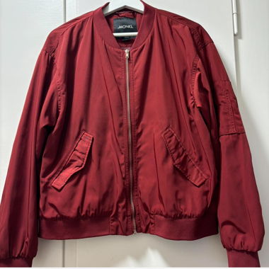 rote Bomberjacke