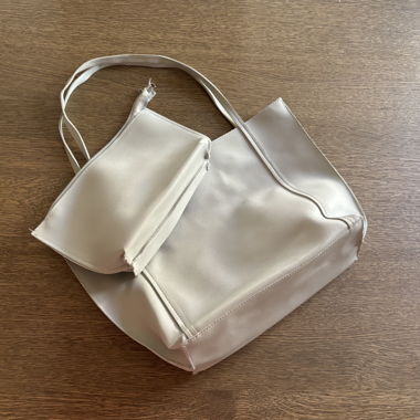 Hellgraue Handtasche