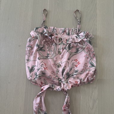 Top con spalline rosa con motivo floreale