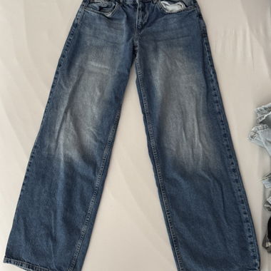 Jeans blu a vita bassa e gamba larga