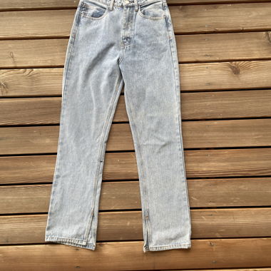 Jeans a gamba dritta con lavaggio chiaro