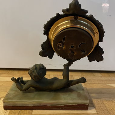 Dekorative Tischuhr